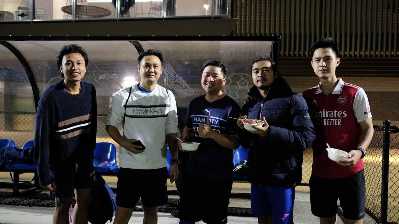 Five friends at the dugout with bowls of food