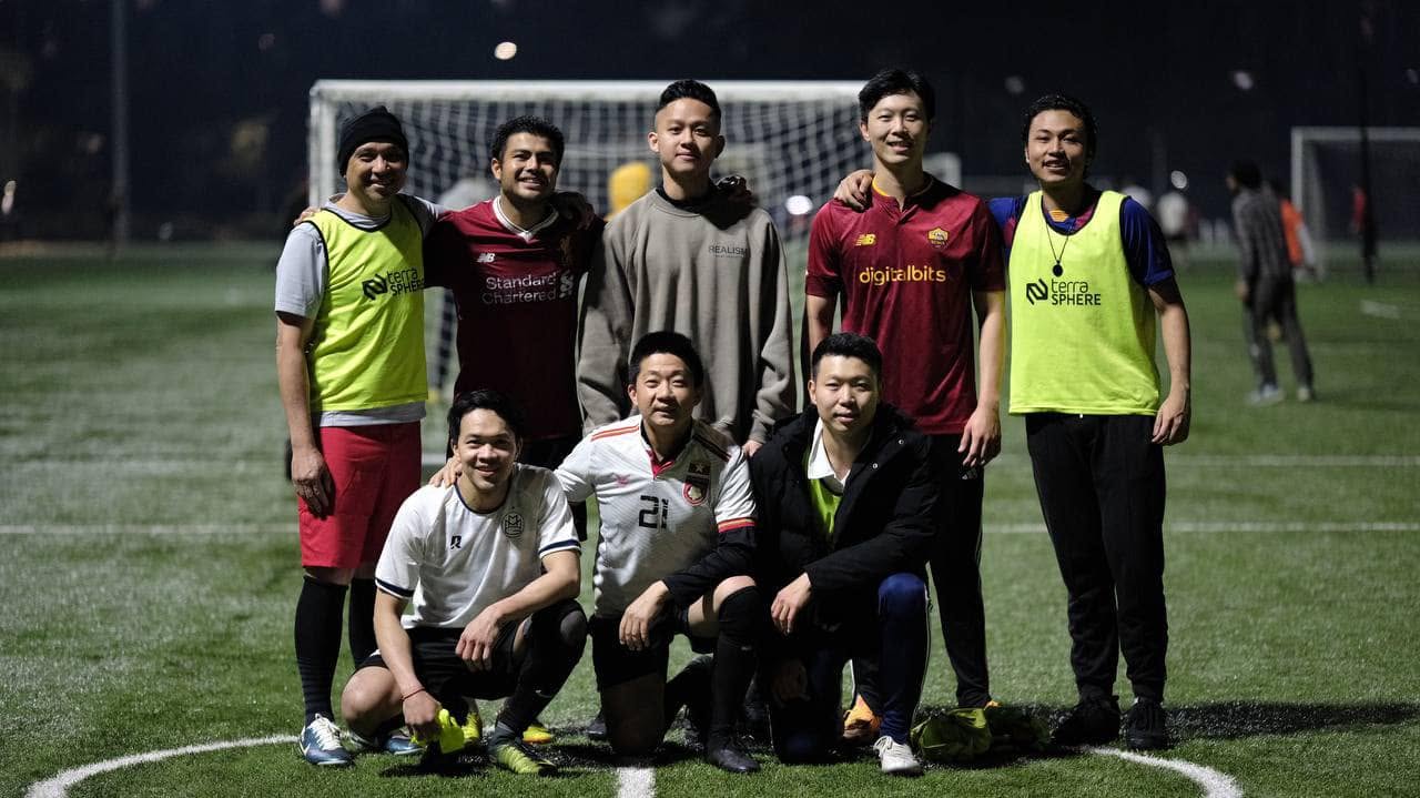Seven players on the centre circle, some in bibs