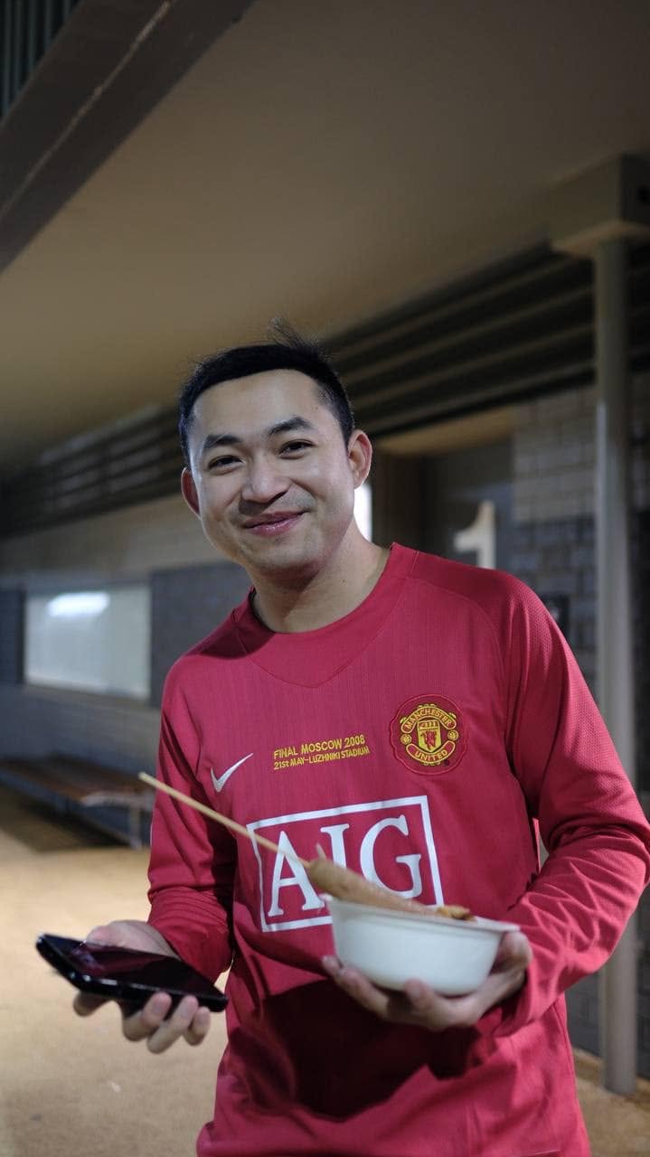 Player in a Manchester United Moscow 2008 shirt holding a Dinodol